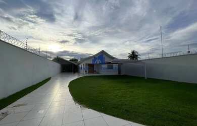 Imagem: A casa possui 3 Dormitórios, 2 Banheiros, 4 Vagas na garagem