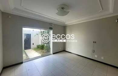 Imagem: A casa possui 5 Dormitórios, 4 Banheiros, 5 Vagas na garagem