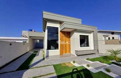 Imagem: A casa possui 3 Dormitórios, 2 Banheiros, 3 Vagas na garagem