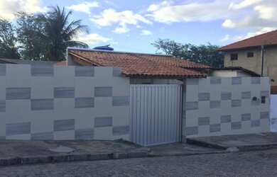 Imagem: A casa possui 3 Dormitórios, 2 Banheiros, 2 Vagas na garagem