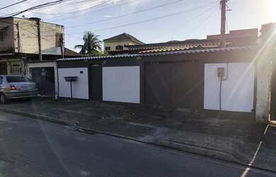 Imagem: A casa possui 3 Dormitórios, 2 Banheiros, 1 Vaga na garagem