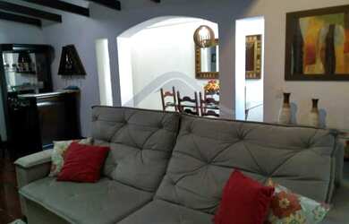 Imagem: A casa possui 4 Dormitórios, 5 Banheiros, 3 Vagas na garagem