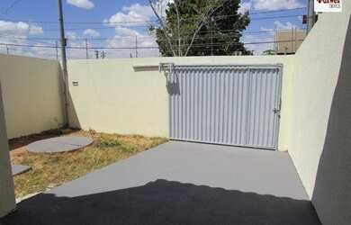 Imagem: A casa possui 2 Dormitórios, 2 Banheiros, 2 Vagas na garagem