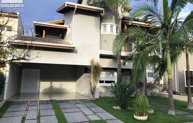 Imagem: A casa em condomínio possui 4 Dormitórios, 5 Banheiros, 382m²