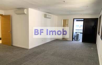 Imagem: O depósito possui 2 Vagas na garagem, 70m² de Área e está