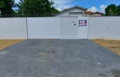 Imagem: A casa possui 3 Dormitórios, 2 Banheiros, 2 Vagas na garagem