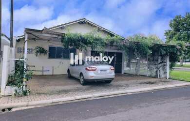 Imagem: A casa possui 3 Dormitórios, 2 Banheiros, 4 Vagas na garagem