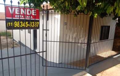 Imagem: A casa possui 3 Dormitórios, 2 Banheiros, 2 Vagas na garagem