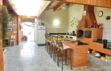 Imagem: A casa possui 4 Dormitórios, 5 Banheiros, 5 Vagas na garagem