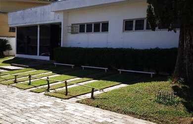 Imagem: O depósito possui 4 Vagas na garagem, 228m² de Área e está