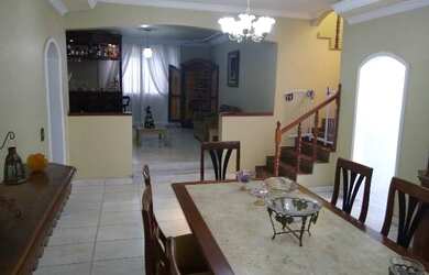 Imagem: A casa possui 3 Dormitórios, 3 Banheiros, 4 Vagas na garagem