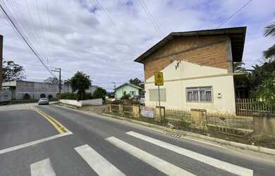Imagem: A casa possui 3 Dormitórios, 1 Banheiro, 1 Vaga na garagem