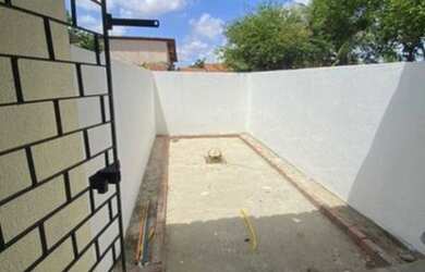 Imagem: A casa possui 2 Dormitórios, 2 Banheiros, 2 Vagas na garagem