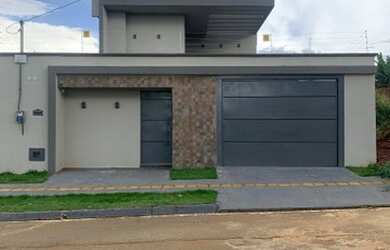 Imagem: A casa possui 3 Dormitórios, 5 Banheiros, 3 Vagas na garagem