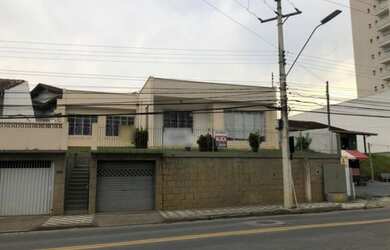 Imagem: A casa possui 3 Dormitórios, 3 Banheiros, 2 Vagas na garagem