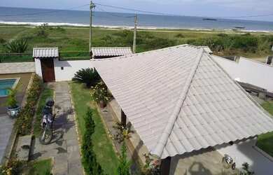 Imagem: A casa possui 4 Dormitórios, 4 Banheiros, 3 Vagas na garagem