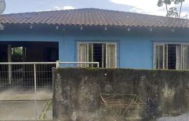 Imagem: A casa possui 4 Dormitórios, 2 Banheiros, 2 Vagas na garagem