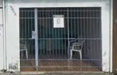 Imagem: A casa possui 3 Dormitórios, 2 Banheiros, 1 Vaga na garagem