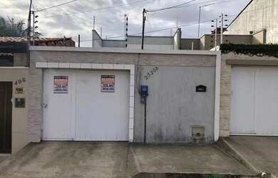 Imagem: A casa possui 3 Dormitórios, 1 Banheiro, 2 Vagas na garagem