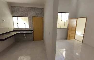 Imagem: A casa possui 3 Dormitórios, 2 Banheiros, 2 Vagas na garagem