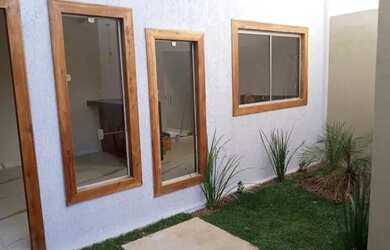 Imagem: A casa possui 2 Dormitórios, 2 Banheiros, 2 Vagas na garagem