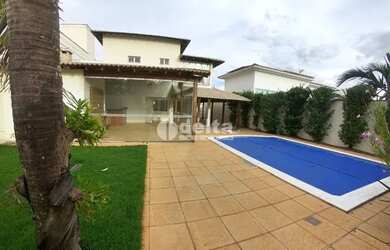 Imagem: A casa em condomínio possui 4 Dormitórios, 4 Banheiros, 4