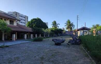 Imagem: A casa possui 5 Vagas na garagem, 1.100m² de Área e está