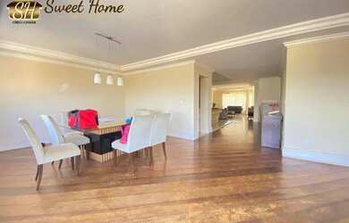 Imagem: A casa possui 4 Dormitórios, 5 Banheiros, 5 Vagas na garagem