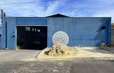 Imagem: A casa possui 3 Dormitórios, 1 Banheiro, 2 Vagas na garagem