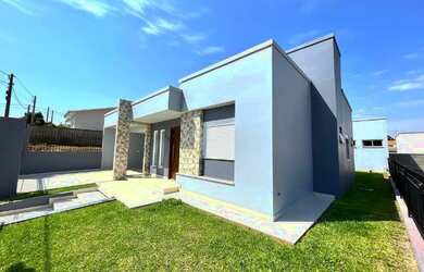 Imagem: A casa possui 3 Dormitórios, 2 Banheiros, 2 Vagas na garagem