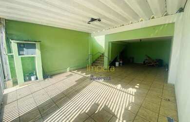 Imagem: A casa possui 3 Dormitórios, 2 Banheiros, 3 Vagas na garagem