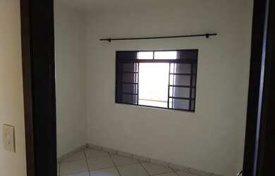 Imagem: A casa possui 3 Dormitórios, 2 Banheiros e 350m² de Área