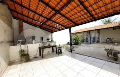 Imagem: A casa possui 3 Dormitórios, 2 Banheiros, 5 Vagas na garagem