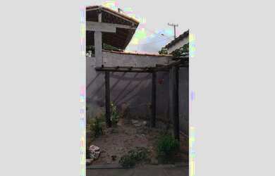 Imagem: A casa possui 2 Dormitórios, 2 Banheiros, 2 Vagas na garagem