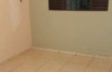 Imagem: A casa possui 2 Dormitórios, 1 Vaga na garagem e está localizado