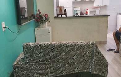 Imagem: A casa possui 1 Dormitório, 1 Banheiro, 1 Vaga na garagem