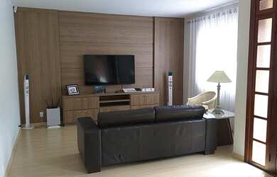 Imagem: A casa possui 4 Dormitórios, 2 Banheiros, 2 Vagas na garagem