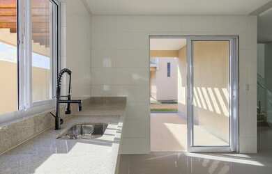 Imagem: A casa em condomínio possui 3 Dormitórios, 2 Banheiros, 126m²