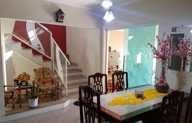 Imagem: A casa possui 4 Dormitórios, 4 Banheiros, 4 Vagas na garagem