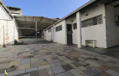 Imagem: O depósito possui 5 Vagas na garagem e está localizado em