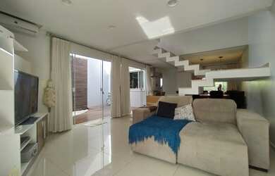 Imagem: A casa possui 3 Dormitórios, 2 Banheiros, 4 Vagas na garagem