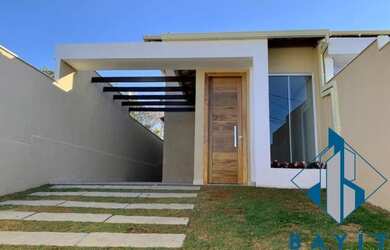 Imagem: A casa possui 3 Dormitórios, 2 Banheiros, 2 Vagas na garagem