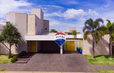 Imagem: A casa em condomínio possui 4 Dormitórios, 5 Banheiros, 4