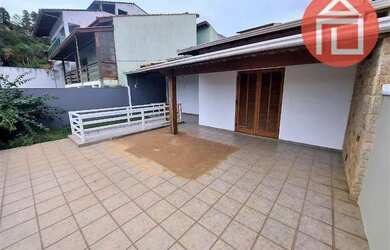 Imagem: A casa possui 3 Dormitórios, 2 Banheiros, 2 Vagas na garagem