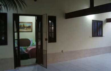 Imagem: A casa possui 3 Dormitórios, 2 Banheiros, 2 Vagas na garagem