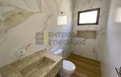 Imagem: A casa possui 3 Dormitórios, 3 Banheiros, 4 Vagas na garagem