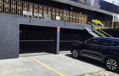 Imagem: A casa possui 3 Dormitórios, 3 Banheiros, 4 Vagas na garagem