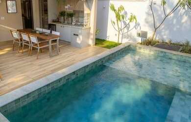 Imagem: A casa possui 4 Dormitórios, 4 Banheiros, 2 Vagas na garagem