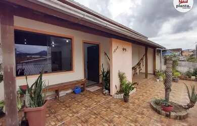 Imagem: A casa possui 3 Dormitórios, 2 Banheiros, 2 Vagas na garagem