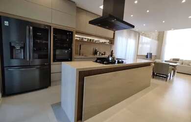 Imagem: A casa possui 3 Dormitórios, 3 Banheiros, 2 Vagas na garagem